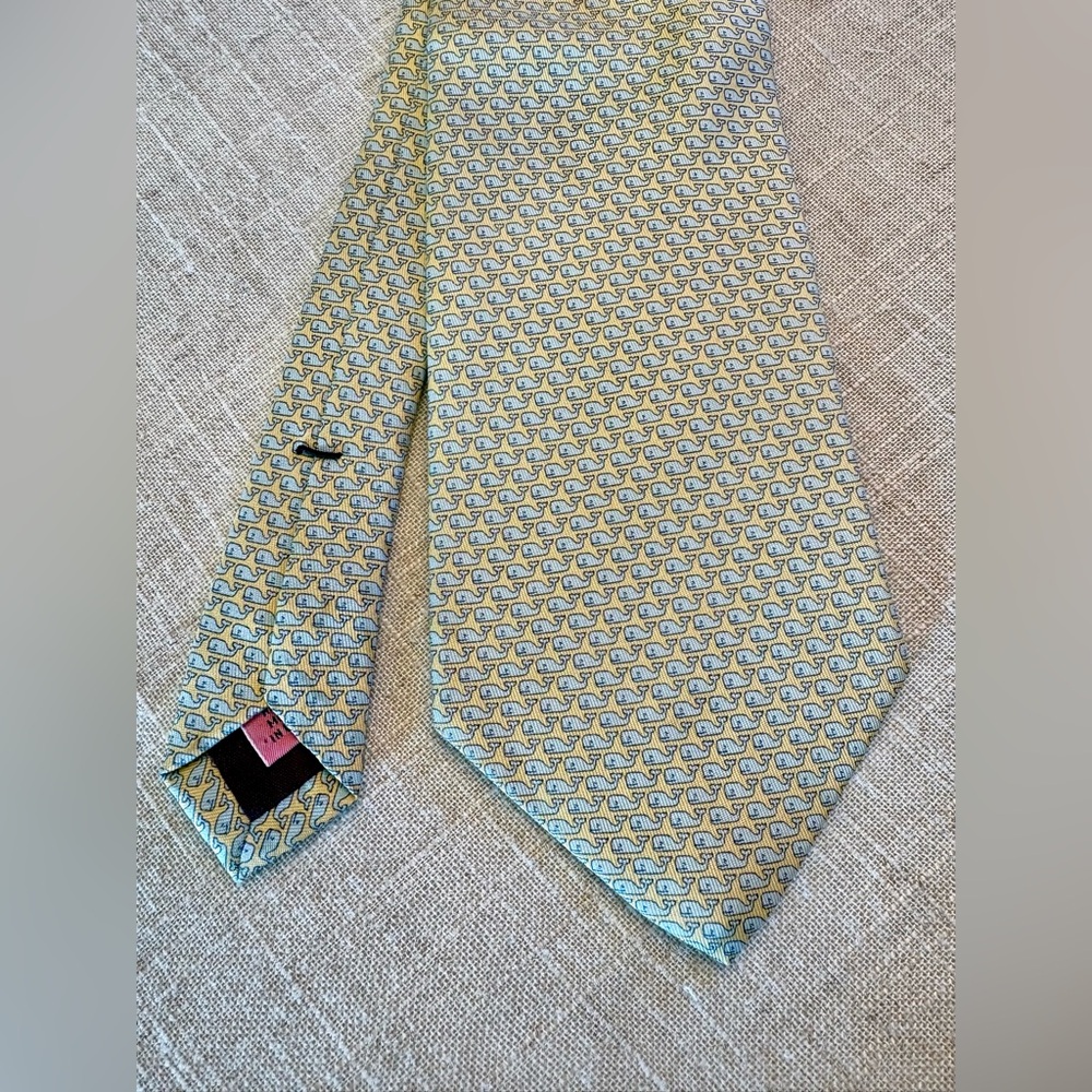 Vineyard Vines silk tie in whale print blue and yellow NWOT